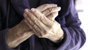 Ce nenorocit! A dat buzna peste o bătrână de 80 de ani şi a violat-o